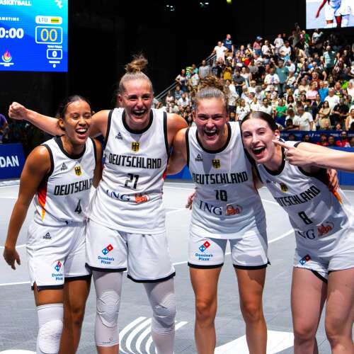 Das Frauen Team im 3x3 steht in Jubelpose auf dem Spielfeld.